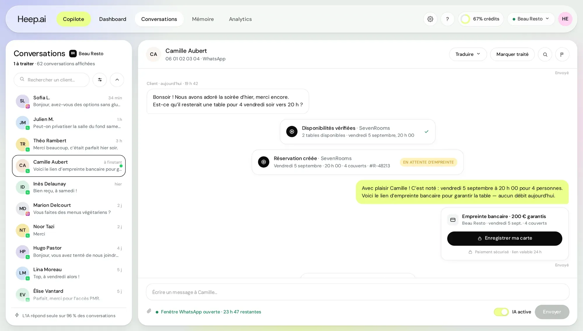 L’inbox Heep : la conversation WhatsApp de Camille, avec les disponibilités vérifiées dans SevenRooms, la réservation créée et le lien d’empreinte bancaire envoyé.